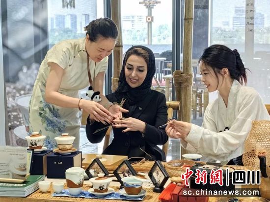 向嘉賓展示。崇州市僑聯 供圖 向嘉賓展示。崇州市僑聯 供圖