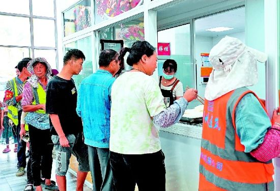 勞動者排隊等待就餐 記者 鄧孝禹 攝 勞動者排隊等待就餐 記者 鄧孝禹 攝