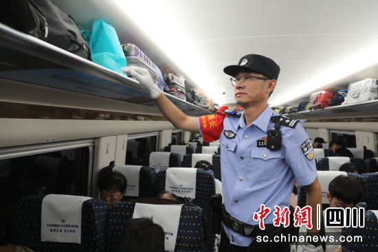 乘警支隊民警在列車上開展巡視檢查。成都鐵路公安處供圖 乘警支隊民警在列車上開展巡視檢查。成都鐵路公安處供圖