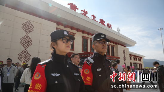 派出所民警在開通儀式現場值守維序。成都鐵路公安處供圖 派出所民警在開通儀式現場值守維序。成都鐵路公安處供圖
