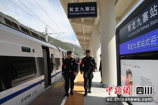 特警支隊民警在站臺上巡邏。成都鐵路公安處供圖 特警支隊民警在站臺上巡邏。成都鐵路公安處供圖
