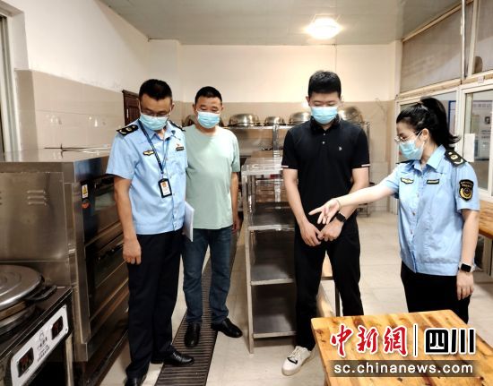 執(zhí)法人員正在校園檢查食堂。何鑫 攝 執(zhí)法人員正在校園檢查食堂。何鑫 攝