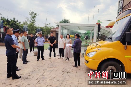 校車安全檢查現(xiàn)場。何鑫 攝 校車安全檢查現(xiàn)場。何鑫 攝