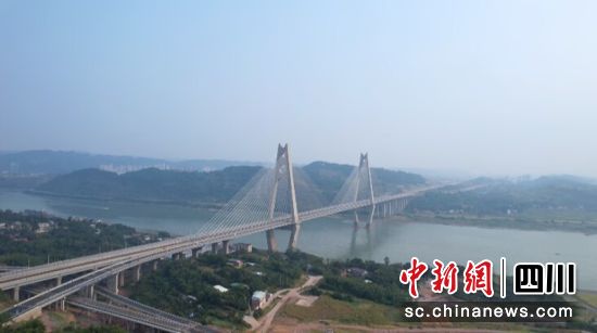 備受市民關注的世界首座公路與高鐵同層合建的宜賓臨港長江大橋。李雪 攝 備受市民關注的世界首座公路與高鐵同層合建的宜賓臨港長江大橋。李雪 攝