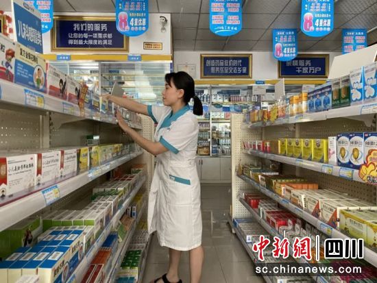 商家關燈節能。劉小綾 攝 商家關燈節能。劉小綾 攝