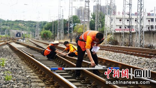 達(dá)州工務(wù)段職工運(yùn)用道尺檢查線路狀態(tài)。張耀川 攝 達(dá)州工務(wù)段職工運(yùn)用道尺檢查線路狀態(tài)。張耀川 攝