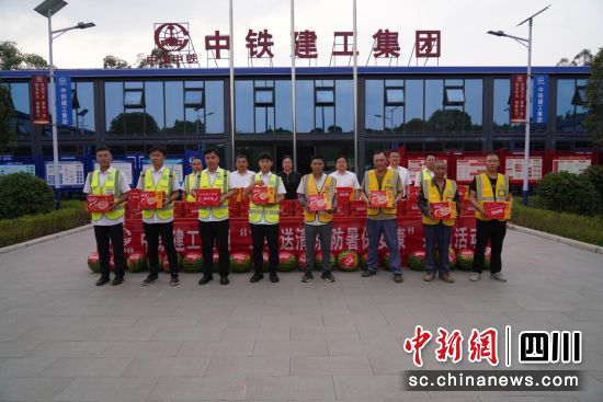 給一線建設工人送上清涼慰問品。中鐵建工集團 供圖 給一線建設工人送上清涼慰問品。中鐵建工集團 供圖