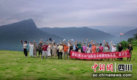 在海子山觀光采風。四川省企業家攝影協會 供圖 在海子山觀光采風。四川省企業家攝影協會 供圖