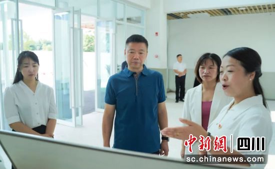 調(diào)研現(xiàn)場(chǎng)。雨城融媒 供圖 調(diào)研現(xiàn)場(chǎng)。雨城融媒 供圖