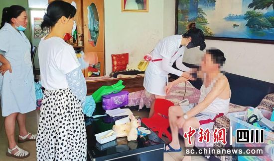 探訪關愛服務。貢井融媒 供圖 探訪關愛服務。貢井融媒 供圖
