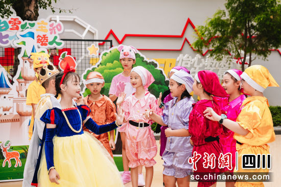 成都棠湖中學(xué)怡心實驗學(xué)校入學(xué)儀式現(xiàn)場。 成都棠湖中學(xué)怡心實驗學(xué)校供圖 成都棠湖中學(xué)怡心實驗學(xué)校入學(xué)儀式現(xiàn)場。 成都棠湖中學(xué)怡心實驗學(xué)校供圖