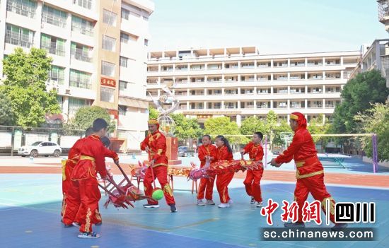在西充縣第一實驗小學(xué),祥龍板凳龍第十五代傳承人李海東正在指導(dǎo)該校部分舞龍骨干老師和學(xué)生免費進行學(xué)習(xí)訓(xùn)練。廖桂華 攝 在西充縣第一實驗小學(xué),祥龍板凳龍第十五代傳承人李海東正在指導(dǎo)該校部分舞龍骨干老師和學(xué)生免費進行學(xué)習(xí)訓(xùn)練。廖桂華 攝