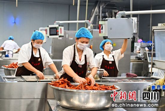 食品加工車間里工人師傅正忙著包裝食品。潘帥 攝 食品加工車間里工人師傅正忙著包裝食品。潘帥 攝