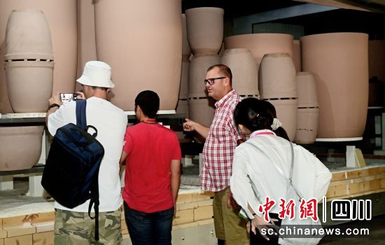 參觀土陶制作。榮縣融媒 供圖 參觀土陶制作。榮縣融媒 供圖