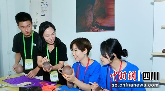 體驗制作陶瓷作品。榮縣融媒 供圖 體驗制作陶瓷作品。榮縣融媒 供圖