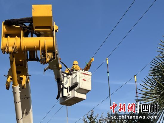 工作人員在高溫下作業(yè),全力保障居民供電需求。南部縣委宣傳部供圖 工作人員在高溫下作業(yè),全力保障居民供電需求。南部縣委宣傳部供圖