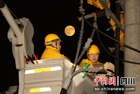 工作人員在高溫下作業(yè),全力保障居民供電需求。南部縣委宣傳部供圖 工作人員在高溫下作業(yè),全力保障居民供電需求。南部縣委宣傳部供圖