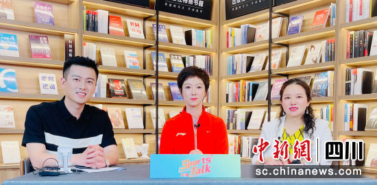 牛劍鋒和主持人及嘉賓在新網銀行直播間。新網銀行供圖 牛劍鋒和主持人及嘉賓在新網銀行直播間。新網銀行供圖