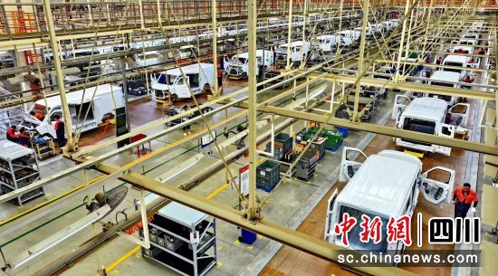 吉利四川商用車有限公司總裝車間。嘉陵區委宣傳部供圖 吉利四川商用車有限公司總裝車間。嘉陵區委宣傳部供圖