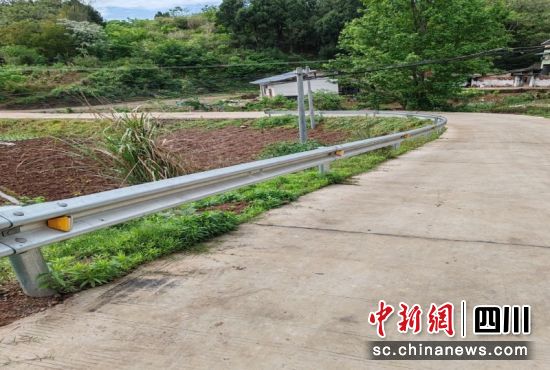 安裝防護欄的農村道路。 溫炎 攝 安裝防護欄的農村道路。 溫炎 攝