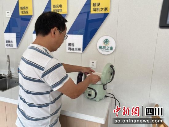 貨車司機王前良在卡友地帶共享廚房做飯。曾鈺茹 攝 貨車司機王前良在卡友地帶共享廚房做飯。曾鈺茹 攝