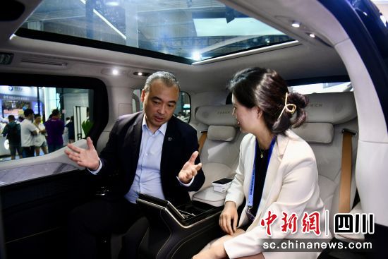 極氪科技副總裁趙昱輝(左)向參展嘉賓介紹新能源汽車發展趨勢。張浪 攝 極氪科技副總裁趙昱輝(左)向參展嘉賓介紹新能源汽車發展趨勢。張浪 攝