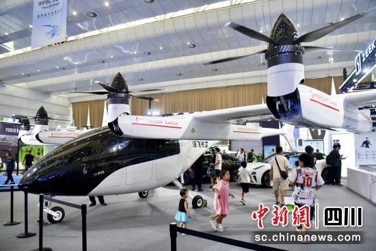 極氪極充補能體系將與聚焦低空出行領域的沃飛長空展開深度合作,圖為沃飛長空研發的飛行汽車。張浪 攝 極氪極充補能體系將與聚焦低空出行領域的沃飛長空展開深度合作,圖為沃飛長空研發的飛行汽車。張浪 攝