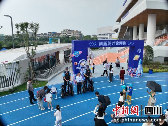 巡邏機(jī)器狗配合巡邏民警開展“靜態(tài)駐勤、動(dòng)態(tài)巡邏”工作。 綿陽(yáng)科新公安供圖 巡邏機(jī)器狗配合巡邏民警開展“靜態(tài)駐勤、動(dòng)態(tài)巡邏”工作。 綿陽(yáng)科新公安供圖