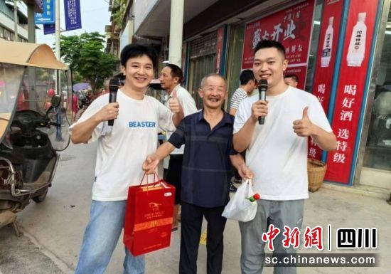 百姓兌換物品后露出喜悅笑容。安岳縣新時代文明實踐中心 供圖 百姓兌換物品后露出喜悅笑容。安岳縣新時代文明實踐中心 供圖
