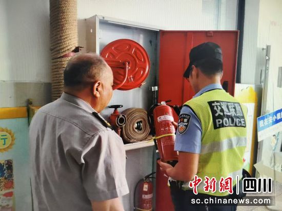 消防設(shè)施排查。 綿陽市公安局特巡警支隊(duì)巡邏五大隊(duì)供圖 消防設(shè)施排查。 綿陽市公安局特巡警支隊(duì)巡邏五大隊(duì)供圖