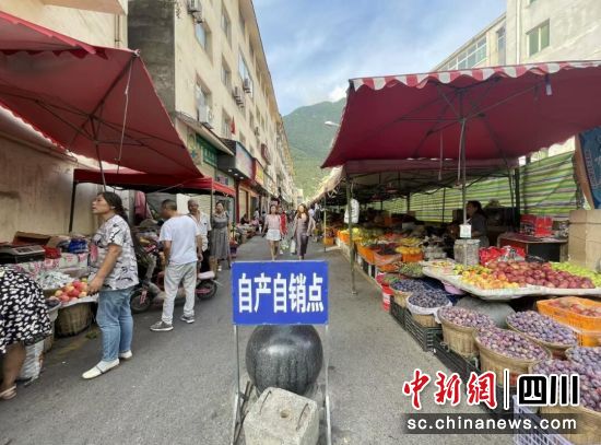 秩序井然的自產(chǎn)自銷點(diǎn)。九寨溝縣委宣傳部供圖 秩序井然的自產(chǎn)自銷點(diǎn)。九寨溝縣委宣傳部供圖