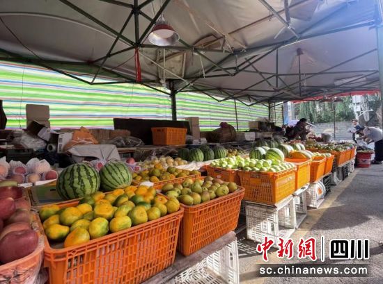 秩序井然的自產(chǎn)自銷點(diǎn)。九寨溝縣委宣傳部供圖 秩序井然的自產(chǎn)自銷點(diǎn)。九寨溝縣委宣傳部供圖