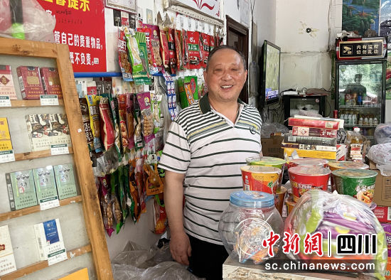楊永全和他的山間小店。樂山市沙灣區煙草專賣局(分公司)供圖 楊永全和他的山間小店。樂山市沙灣區煙草專賣局(分公司)供圖