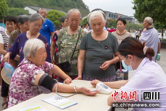 工作人員為群眾做健康檢查。彭圣洲 攝 工作人員為群眾做健康檢查。彭圣洲 攝