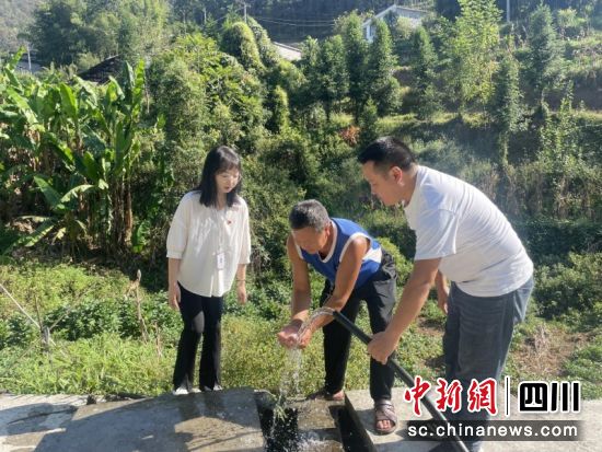 樂義鄉紀委工作人員回訪水池修建使用情況。 陳晰萍 攝 樂義鄉紀委工作人員回訪水池修建使用情況。 陳晰萍 攝