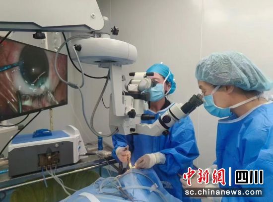 何燕醫(yī)生正在為患者做手術(shù)。壤塘縣委宣傳部供圖 何燕醫(yī)生正在為患者做手術(shù)。壤塘縣委宣傳部供圖