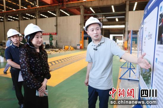 調研組在企業(yè)走訪調研。成都市經信局市新經濟委 供圖 調研組在企業(yè)走訪調研。成都市經信局市新經濟委 供圖