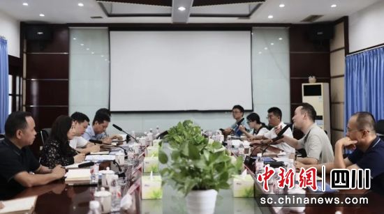 與企業(yè)面對面交流解決問題。成都市經信局市新經濟委 供圖 與企業(yè)面對面交流解決問題。成都市經信局市新經濟委 供圖