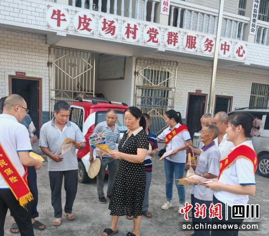 威遠(yuǎn)縣牛皮場(chǎng)村金融知識(shí)宣傳活動(dòng)現(xiàn)場(chǎng)。人保財(cái)險(xiǎn)川分 供圖 威遠(yuǎn)縣牛皮場(chǎng)村金融知識(shí)宣傳活動(dòng)現(xiàn)場(chǎng)。人保財(cái)險(xiǎn)川分 供圖