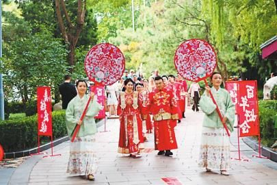 9月8日,在京川籍務工就業青年舉行集體婚禮。 省政府駐北京辦事處供圖 9月8日,在京川籍務工就業青年舉行集體婚禮。 省政府駐北京辦事處供圖