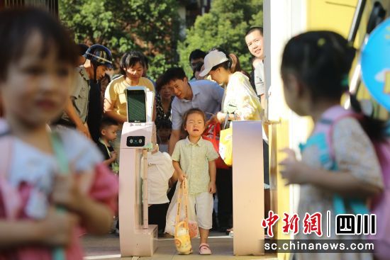 龍馬潭區部分學校通過開展各類趣味活動迎接新生的到來。楊尚威 攝 龍馬潭區部分學校通過開展各類趣味活動迎接新生的到來。楊尚威 攝