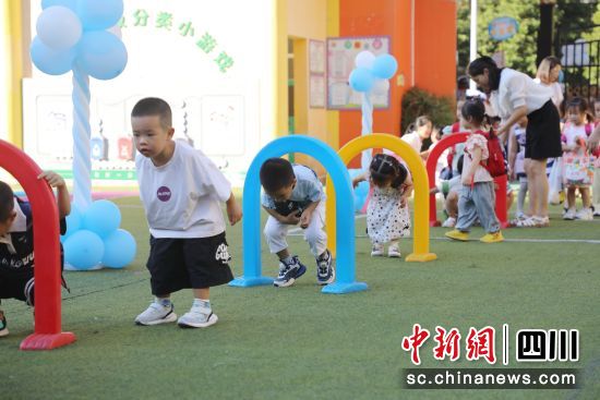 龍馬潭區部分學校通過開展各類趣味活動迎接新生的到來。楊尚威 攝 龍馬潭區部分學校通過開展各類趣味活動迎接新生的到來。楊尚威 攝
