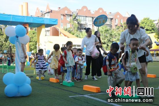 龍馬潭區部分學校通過開展各類趣味活動迎接新生的到來。楊尚威 攝 龍馬潭區部分學校通過開展各類趣味活動迎接新生的到來。楊尚威 攝