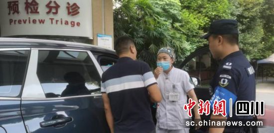及時為急診病人解決停車難。成都市第三人民醫(yī)院 供圖 及時為急診病人解決停車難。成都市第三人民醫(yī)院 供圖
