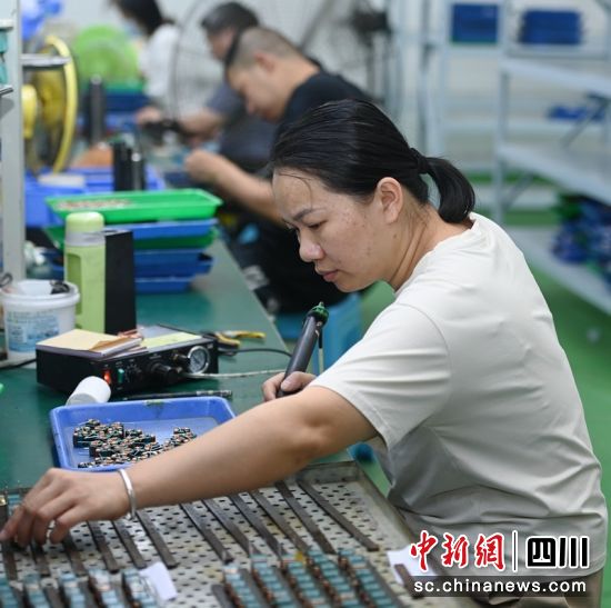 蓬安縣周口街道磨子西街社區一家電子元件廠,當地居民正在車間趕制訂單。周亮 攝 蓬安縣周口街道磨子西街社區一家電子元件廠,當地居民正在車間趕制訂單。周亮 攝