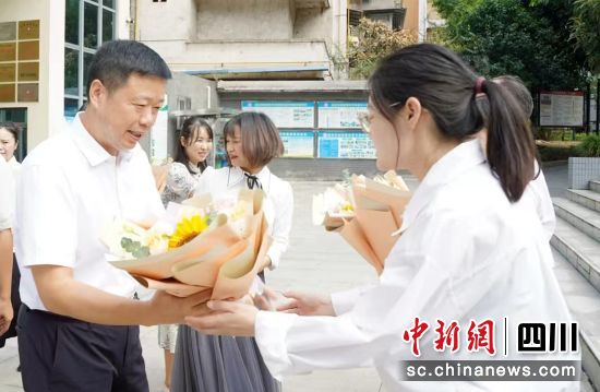 雨城區委書記馮俊濤慰問現場。 魏丹妮 供圖 雨城區委書記馮俊濤慰問現場。 魏丹妮 供圖