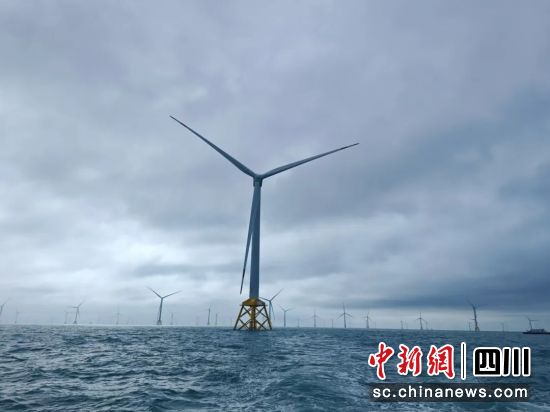 9月9日,三峽新能源廣東省陽江市陽西沙扒四期項目現場,東方電氣研制供貨的43臺7兆瓦海上風機正常運轉。東方電氣集團 供圖 9月9日,三峽新能源廣東省陽江市陽西沙扒四期項目現場,東方電氣研制供貨的43臺7兆瓦海上風機正常運轉。東方電氣集團 供圖
