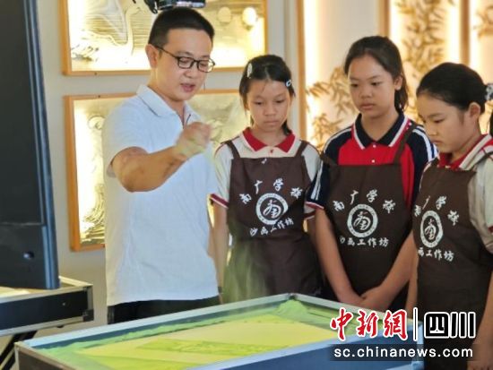 學生認真聆聽老師教學。李媛媛 攝 學生認真聆聽老師教學。李媛媛 攝