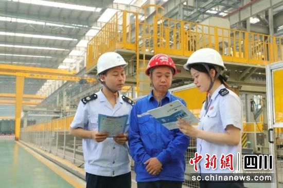 企業服務專班為企業提供“一對一”專員服務。簡陽融媒體中心 供圖 企業服務專班為企業提供“一對一”專員服務。簡陽融媒體中心 供圖