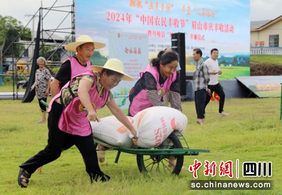 運(yùn)糧比賽現(xiàn)場(chǎng)。羅俊涵 攝 運(yùn)糧比賽現(xiàn)場(chǎng)。羅俊涵 攝